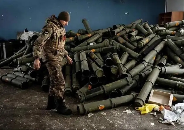  俄烏戰爭每日砲彈的消耗量極其龐大。 圖 : 翻攝自劍哥的思政課 