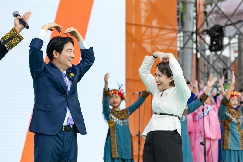 20日總統就職典禮總上，總統賴清德、副總統蕭美琴在經典曲目的合唱環節隨著樂曲起舞。   圖：翻攝賴清德Threads