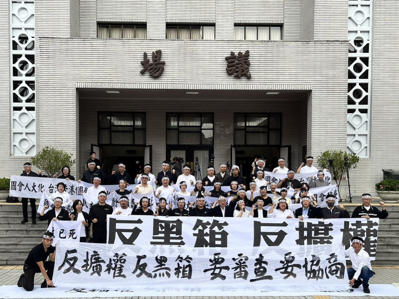 民進黨立院黨團在議場外召開記者會，高呼「反黑箱、反擴權」口號。   圖：金大鈞/攝