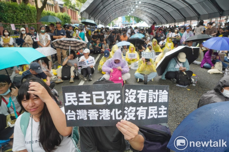  上千民眾聚集在立院外的青島東路，抗議國民黨和民眾黨強行通過的國會擴權案。 圖：張良一/攝 
