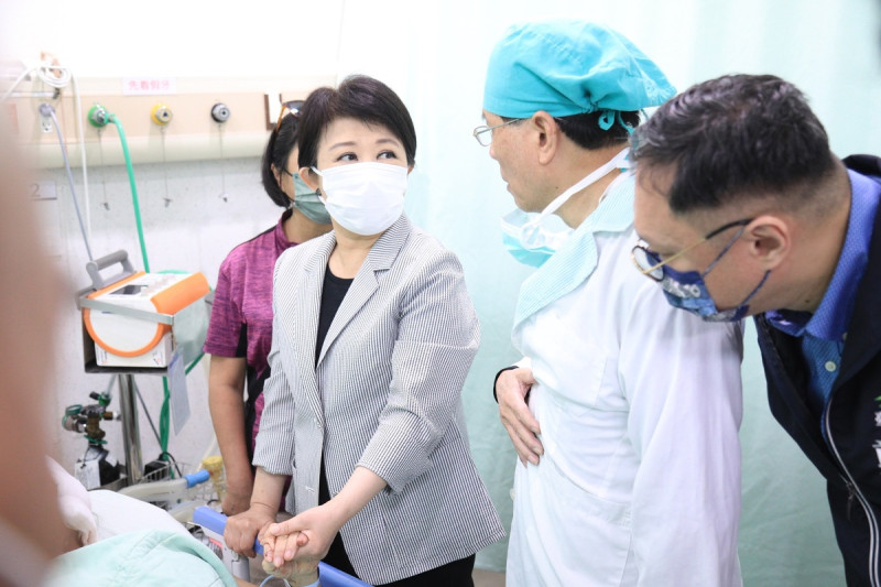 台中市長盧秀燕到醫院慰問傷者。   圖：台中市政府/提供