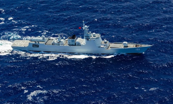 近期有外媒發現， Google Earth 的衛星照片中拍到上海江南造船廠正在建造一款形似 052D 導彈驅逐艦的艦艇，軍事專家分析認為，該船艦應該是準備改良後，提供中國海警執行「遠洋任務」使用。圖為 052D 導彈驅逐艦。   圖：翻攝自 東方點兵
