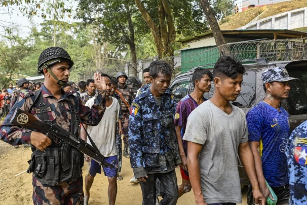 緬甸軍政府發言人近期宣布，緬甸國內仍有約 1300 萬人符合徵兵條件，引發外界聯想。圖為緬甸政府軍強制徵兵。   圖：翻攝自 科羅廖夫