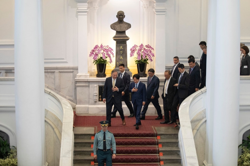  總統賴清德接見前美國國務卿龐培歐訪問團一行，林佳龍也陪同出席。 圖：總統府提供 