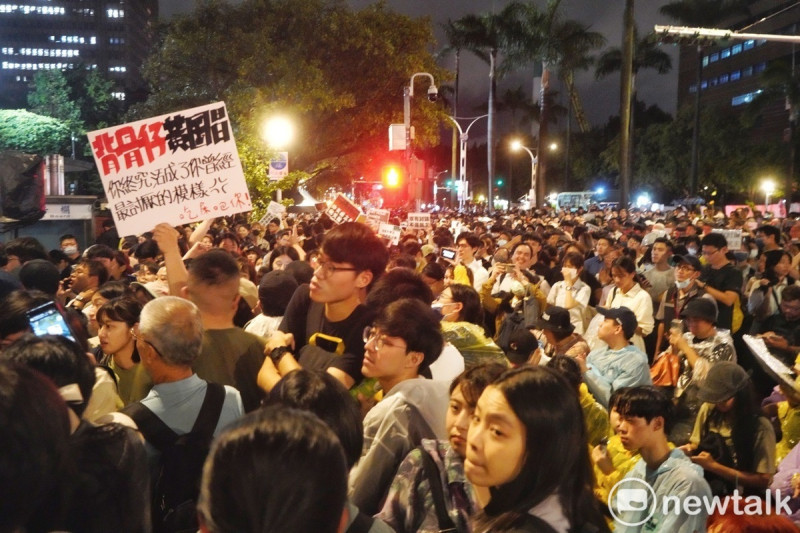 0521立法院外反對立法院職權行使法修正抗議群眾，從台北市青島東路滿溢到中山南路的監察院和立法院正門，被稱為太陽花運動2.0。   圖：新頭殼資料照／張良一攝