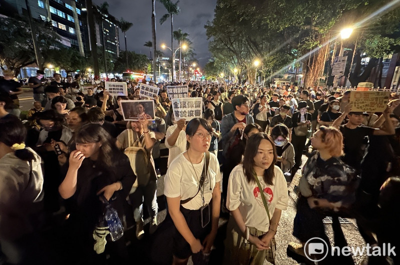 0521立法院外反對立法院職權行使法修正抗議群眾，從青島東路滿溢到中山南路的監察院和立法院正門。   圖：張良一攝