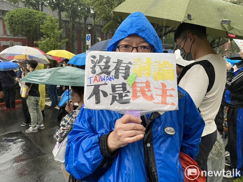 謝小姐下班後趕到青島東路加入抗議人群，希望「多一個人站出來就多一份力量」。   圖：林昀真/攝