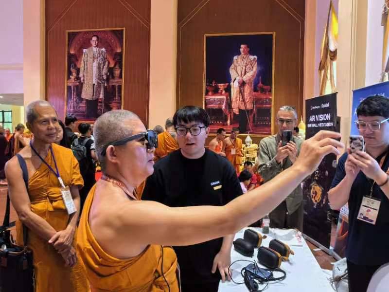 僧侶現場體驗「AR導覽」。   圖：網龍網絡公司/提供