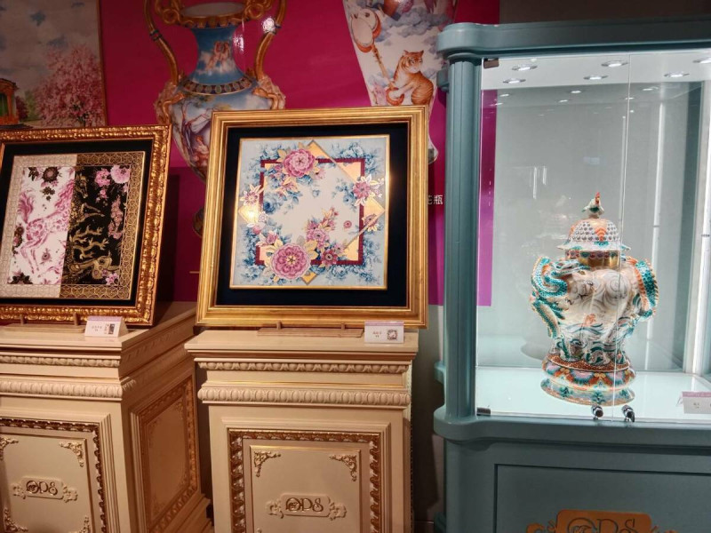 右邊的彩瓷花瓶「龍王」身價1200萬。   圖：孫家銘攝