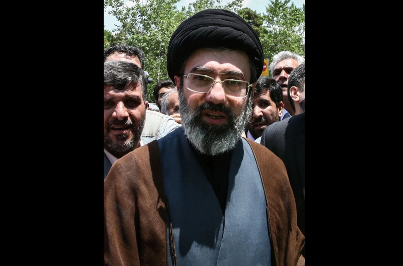伊朗宗教領校阿里．哈米尼的兒子伊塔巴．何梅內伊，目前被視為最有可能接任萊希的總統職務，成為伊朗最高權力者之一。   圖：翻攝自 @Rumoreconomy X 帳號