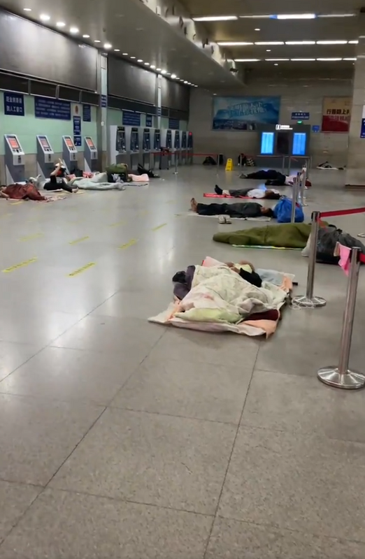 許多貧困的中國百姓為了省住宿費，在南京火車站過活。   圖：翻攝自德潤傳媒 X（前推特）帳號