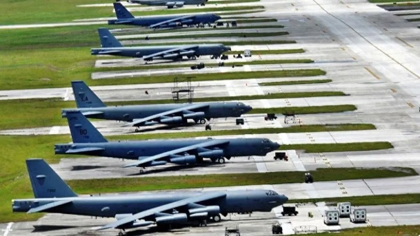 美軍在關島基地部署的 B-52 轟炸機群。   圖：翻攝自 東方點兵