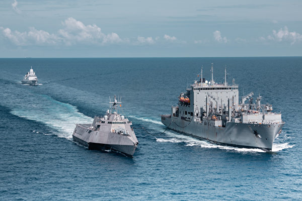 美國海軍與荷蘭海軍近期在南海展開聯合軍演。圖為「莫比爾號」（左）從「沃利．施艾拉號」補給艦上進行補給，荷蘭海軍護衛艦「卓普號」跟隨在後。   圖：翻攝自美國太平洋艦隊