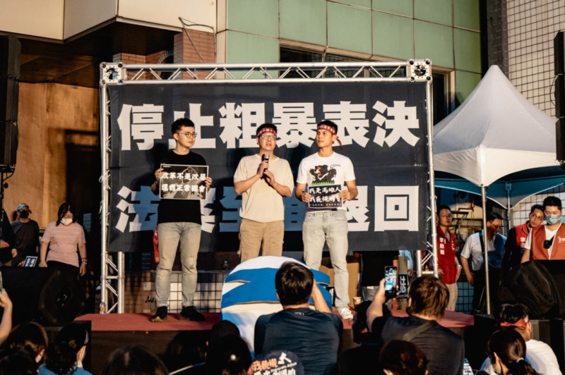 「罷韓四君子」其中的尹立(中)、張博洋(左)、李佾潔為抗議國會惡法再合體。   圖：台灣基進/提供