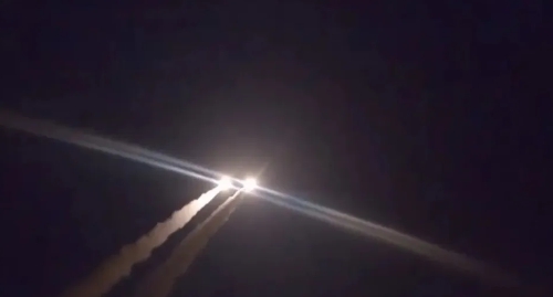 黎巴嫩真主黨對以色列的火箭彈攻擊照亮夜空。   圖 : 翻攝自央視