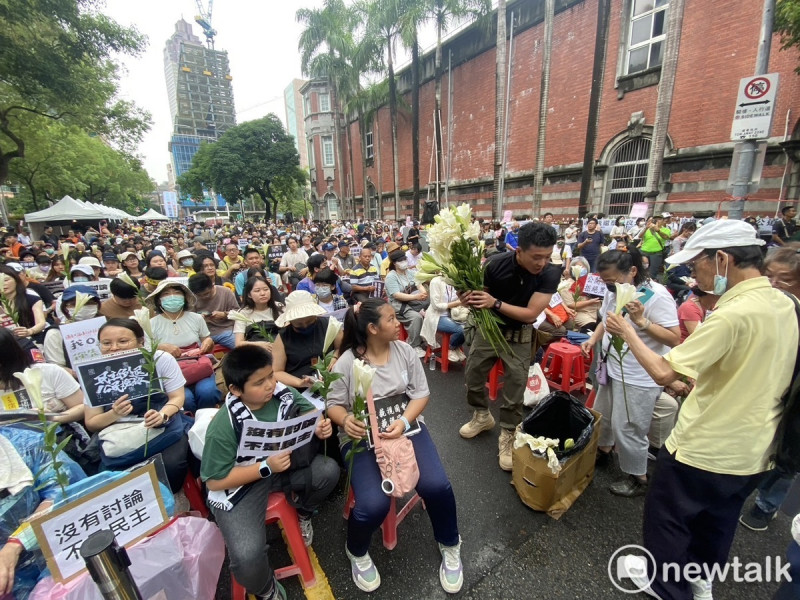 不少民眾不畏風雨堅持到場支援反國會改革黑箱。   圖：林昀真/攝（資料照）