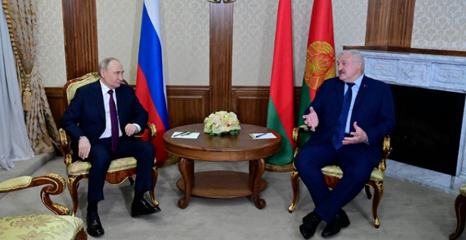 俄國總統普丁(左)與白俄羅斯總統盧卡申科進行會談。   圖 : 翻攝自環球網