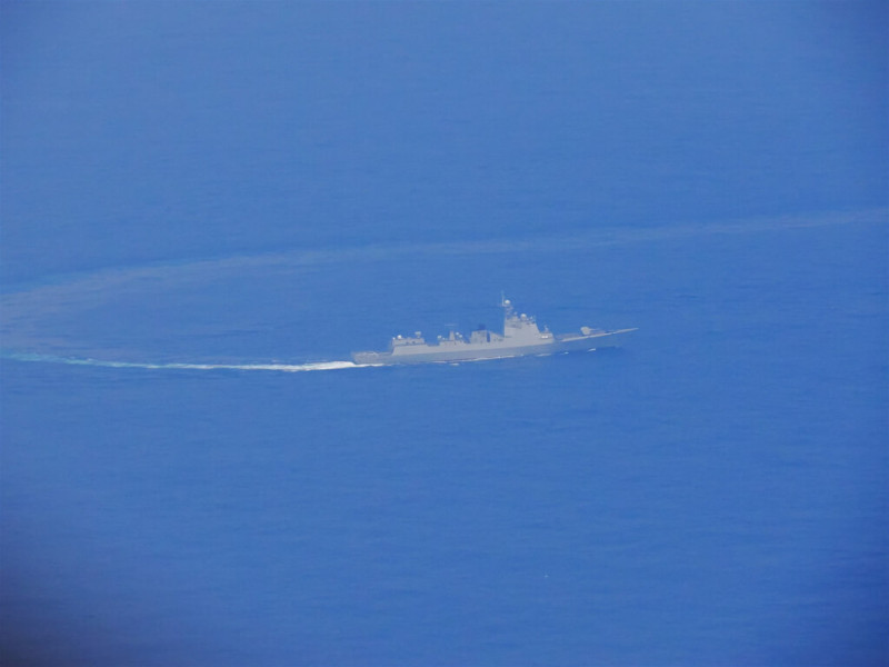 中共23日發動對台軍演，國防部24日發布所拍攝到中共海軍旅洋3型飛彈驅逐艦的照片。   圖：國防部提供