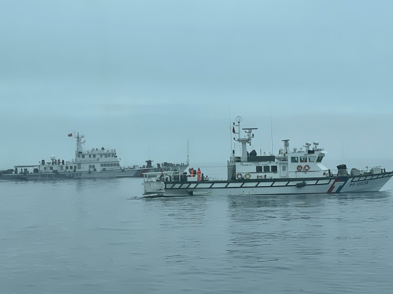 中國海警船侵擾烏坵禁限水域，海巡署巡防艇對應監控、驅離。   圖：海巡署提供