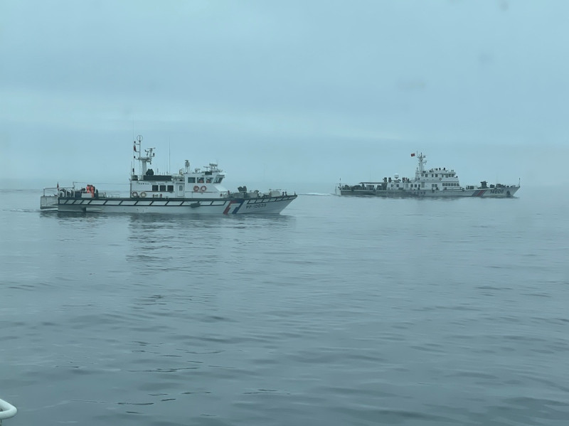 中國海警船侵擾烏坵禁限水域，海巡署巡防艇對應監控、驅離。   圖：海巡署提供