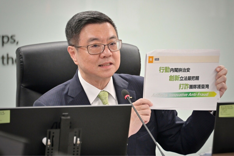 行政院長卓榮泰今(24)日視察「165反詐騙諮詢專線」。   圖：行政院提供