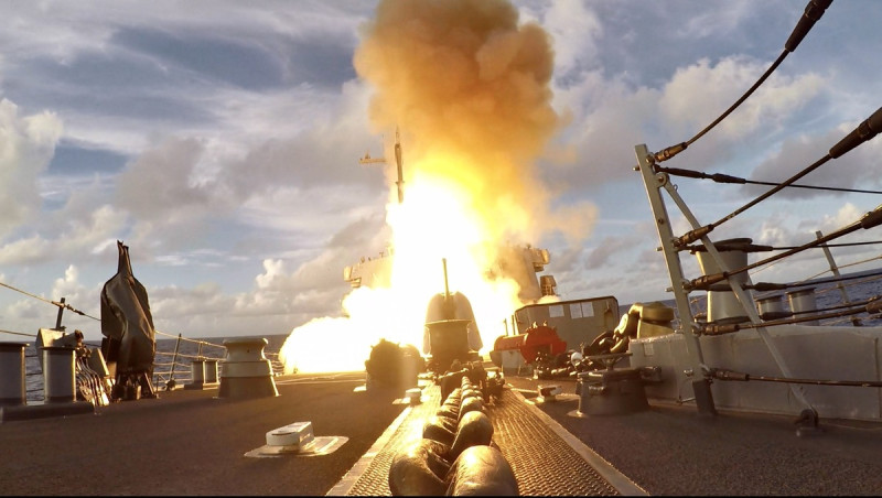 美日兩年一度的「勇敢之盾」(Valiant Shield)聯合軍演確定將於6月7日至18日在日本周邊海域進行。圖為2022年「勇敢之盾」軍演，美軍「班福德號(DDG-65)」發射標準6型防空飛彈。   圖：翻攝「X」@US7thFleet