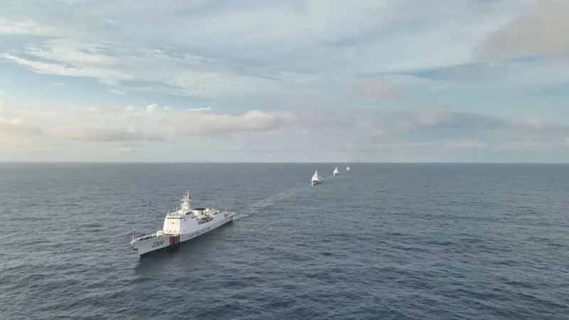 中國海警局宣稱中國海警2304艦艇編隊在台灣東部海域開展包括查證識別、警告驅離、檢驗聯合巡航、應急處置能力等綜合執法演練。   圖：翻攝「微博」@中國海警