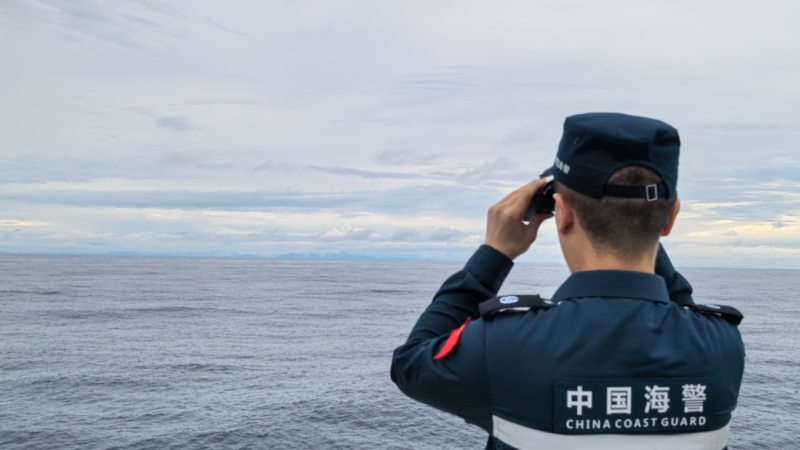 中國海警局宣稱中國海警2304艦艇編隊在台灣東部海域活動，附圖稱可見台灣的中央山脈，顯示距離接近。   圖：翻攝「微博」@中國海警