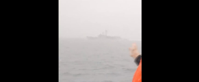 中國《央視新聞》記者跟隨解放軍南通艦參加演習時，發現中華民國國軍的鄭和艦在大約 0.6 海里處緊盯南通艦。   圖：擷取自 央視軍事 