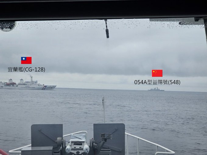 中國海軍軍艦在昨日( 23 日)的演習中與台灣海警隊船隻進行對峙。   圖：翻攝自 @GlobalPressCorp X 帳號