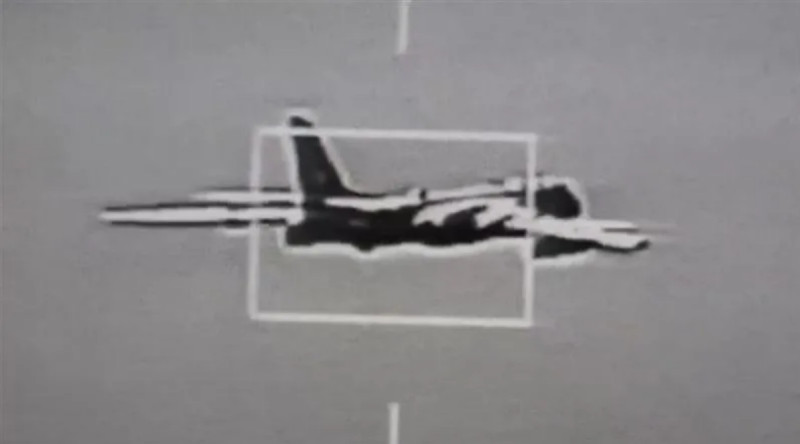 國防部釋出空軍監控轟-6型機畫面。   圖：國防部提供