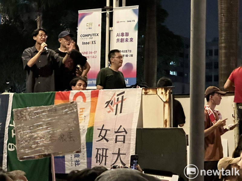 反對國會擴權，5月24日青島東路，大學生社團陸續上宣傳車宣講表達抗議。   圖：朱蒲青攝