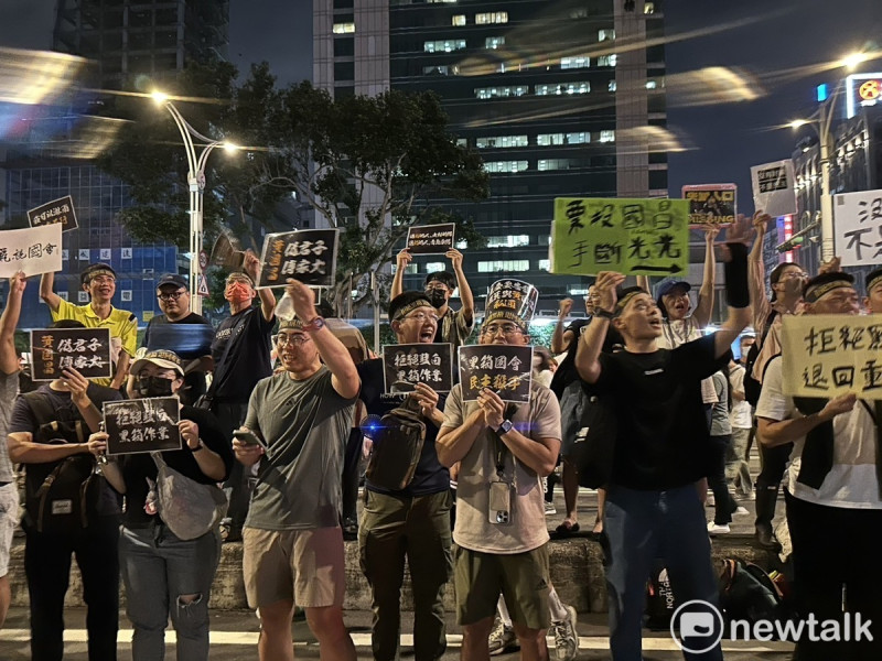 反對國會擴權，5月24日青島東路，抗議民眾手持各式標語。   圖：朱蒲青攝