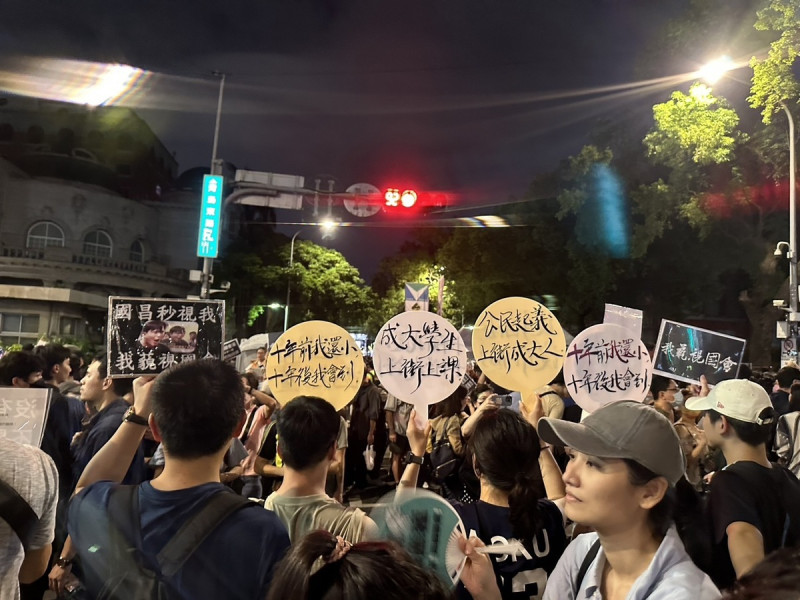 反對國會擴權，5月24日青島東路，抗議民眾滿溢。   圖：朱蒲青攝