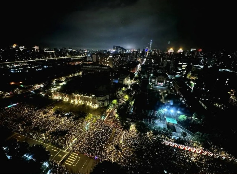 大量民眾於 24 日晚間前往立法院展現民意，青島東路、中山南路俯瞰圖有如重現「太陽花十字」。    圖：經濟民主連合提供