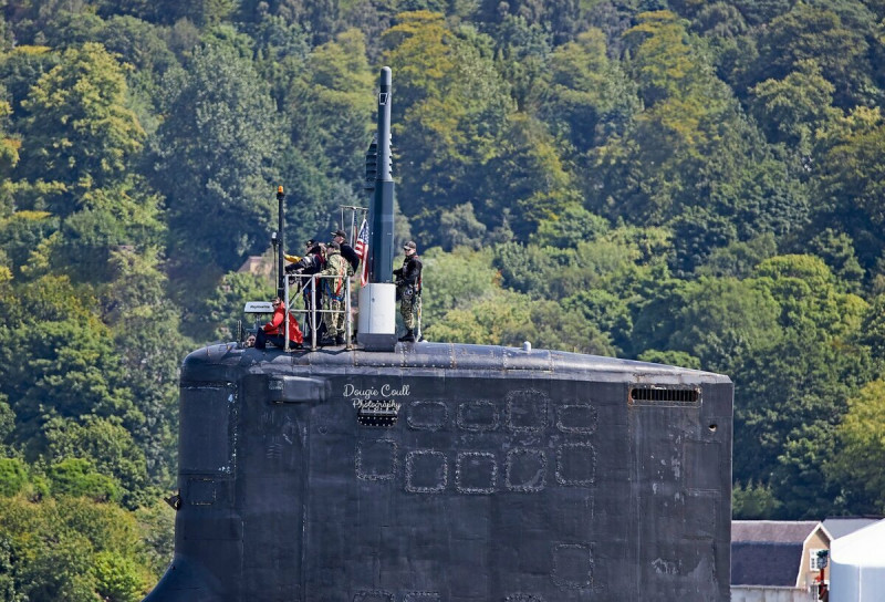光電桅杆安裝有攝影機，將拍攝的視頻數位化並傳送到控制室的顯示屏上實時顯示。這種感測器具有潛望鏡的功能，可在潛艇潛航時進行水面觀測，並且具備夜視和雷射測距功能。圖為維吉尼亞級核能攻擊潛艦SSN 774   圖 : 翻攝自X帳號@EmbersOfSuns