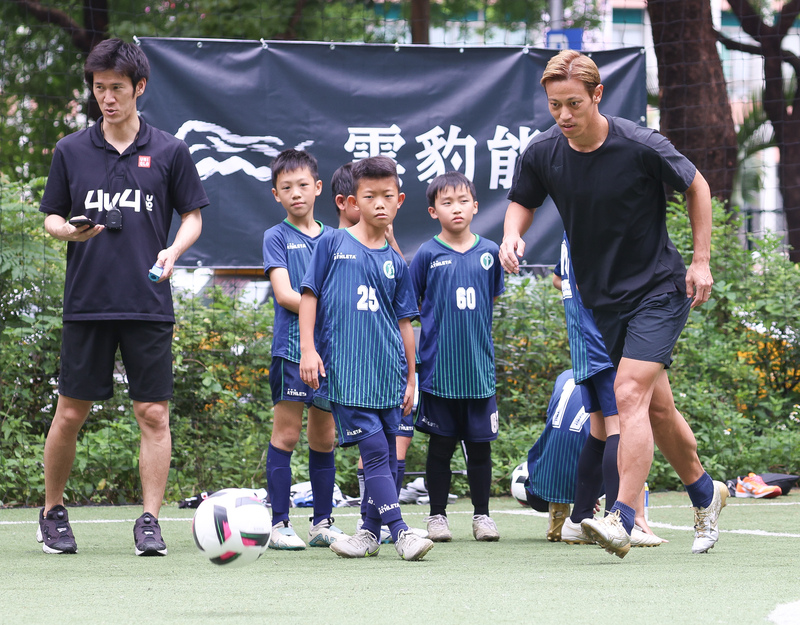 日本傳奇足球球星本田圭佑（右）訪台，推廣「4對4足球賽」，25日現身台北市萬華運動中心，熱身後準備下場與小球員們互動、交流。   圖：中央社