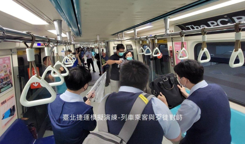 ，台北捷運公司指出，為加強自主防衛及緊急應變能力，於今(25)日清晨模擬歹徒於車廂內持刀傷人等情境。   圖：台北捷運公司／提供