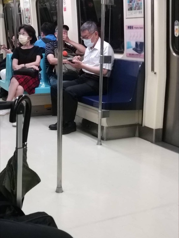  有網友目擊柯文哲坐在捷運博愛座上，而陳佩琪則獨自坐在較遠的位置，夫妻倆的感情好像「怪怪的」。 圖 : 翻攝自鄉民挺起來臉書 