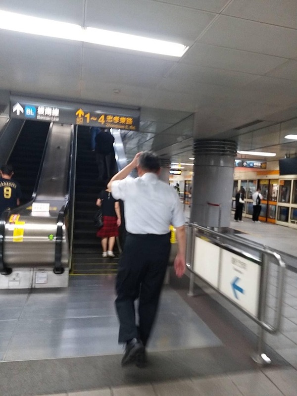 有網友目擊柯文哲與其夫人陳佩琪搭乘台北捷運。照片顯示，柯文哲與陳佩琪出站搭乘手扶梯時相距甚遠。   圖 : 翻攝自鄉民挺起來臉書