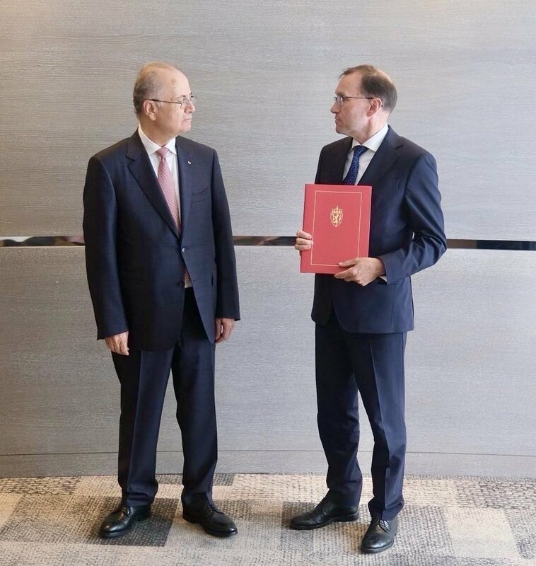 挪威外交部長艾德（右）將國家承認文件交給巴勒斯坦總理穆斯塔法（左）   圖：翻攝自艾德的Ｘ