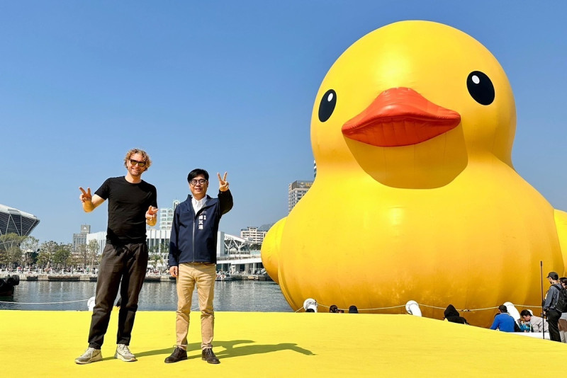 陳其邁(左二)成功打造黃色小鴨活動。   圖：高雄市政府/提供