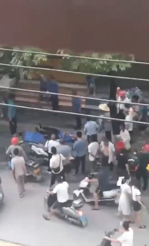 憤怒的摩托騎士用錘子打死一名城管。   圖：翻攝自北京侃爺 X（前推特）帳號