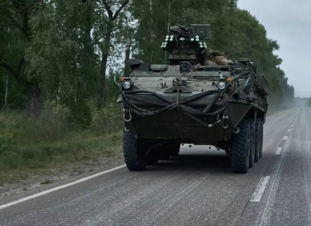 烏克蘭第 82 空中突擊旅裝備大量西方援助的先進武器，是烏克蘭的「王牌旅」之一。圖為第 82 圖及旅裝備的美製史崔克裝甲車。   圖：翻攝自 熊熊點兵