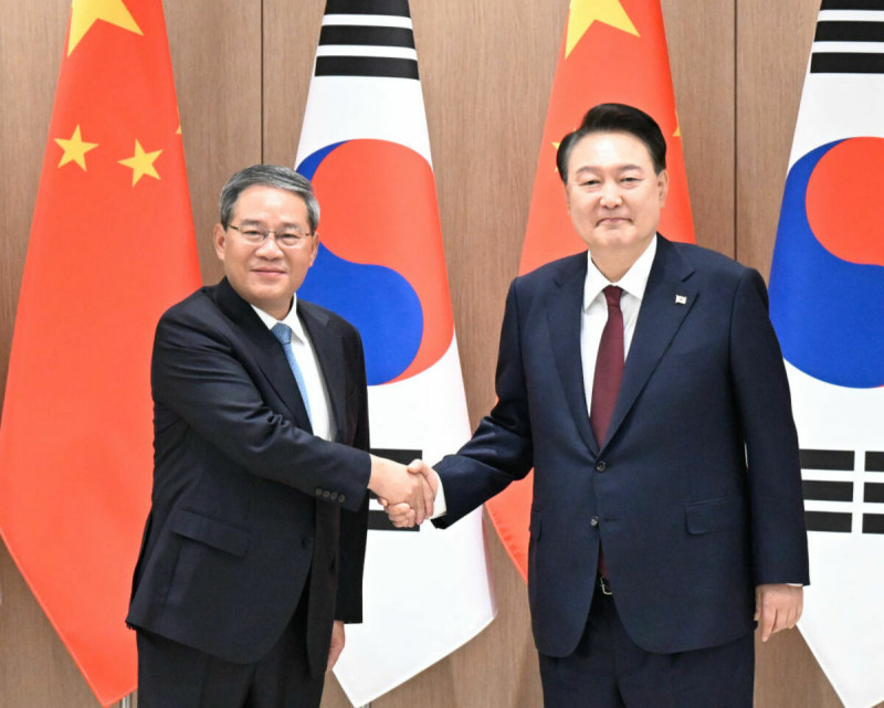 中國總理李強（左）在首爾出席第九次中日韓領導人會議期間會見南韓總統尹錫悅。   圖：翻攝自人民日報