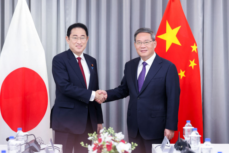 中國總理李強在首爾出席第九次中日韓領導人會議期間會見日本首相岸田文雄(左)。   圖：翻攝自人民日報