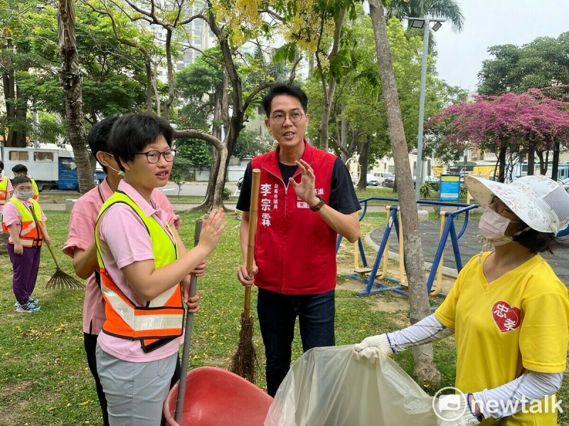 台南市東區忠孝公園裡今日一早就出現一群穿著黃色志工背心的團隊，賣力打掃環境。   圖：黃博郎／攝