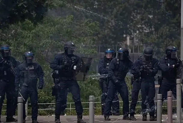 法國派遣防暴警察前往法屬新喀里多尼亞，協助平息暴亂。   圖：翻攝自 3 號 talk