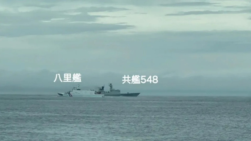 海巡署「八里艦」5月24日上午10時32分驅離解放軍「益陽號」飛彈護衛艦。   圖：海巡署提供