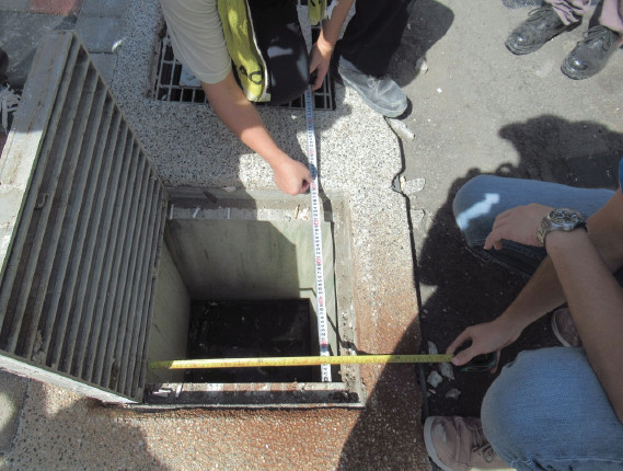 中和區佳和公園新建工程案查驗，技師確認現場排水陰井尺寸與核定圖說一致，有足夠沉砂空間以利日後維護排水暢通。   圖：新北市水利局/提供